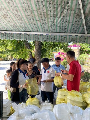 Phát  cơm  bệnh  nhân  nghèo  Huyện  Phú  Vang (Lần  thứ  50)