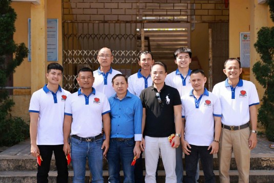 Tặng quà tết  bà con xã Phú Vinh !!!!!