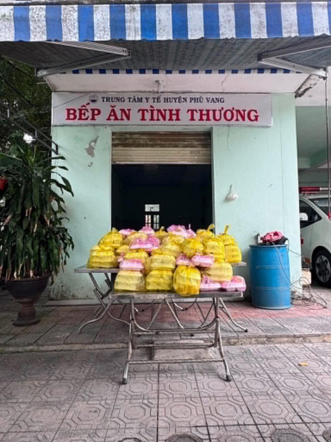 Phát cơm bênh nhân tại bệnh viên Huyện Phú Vang(Lần thứ 58)