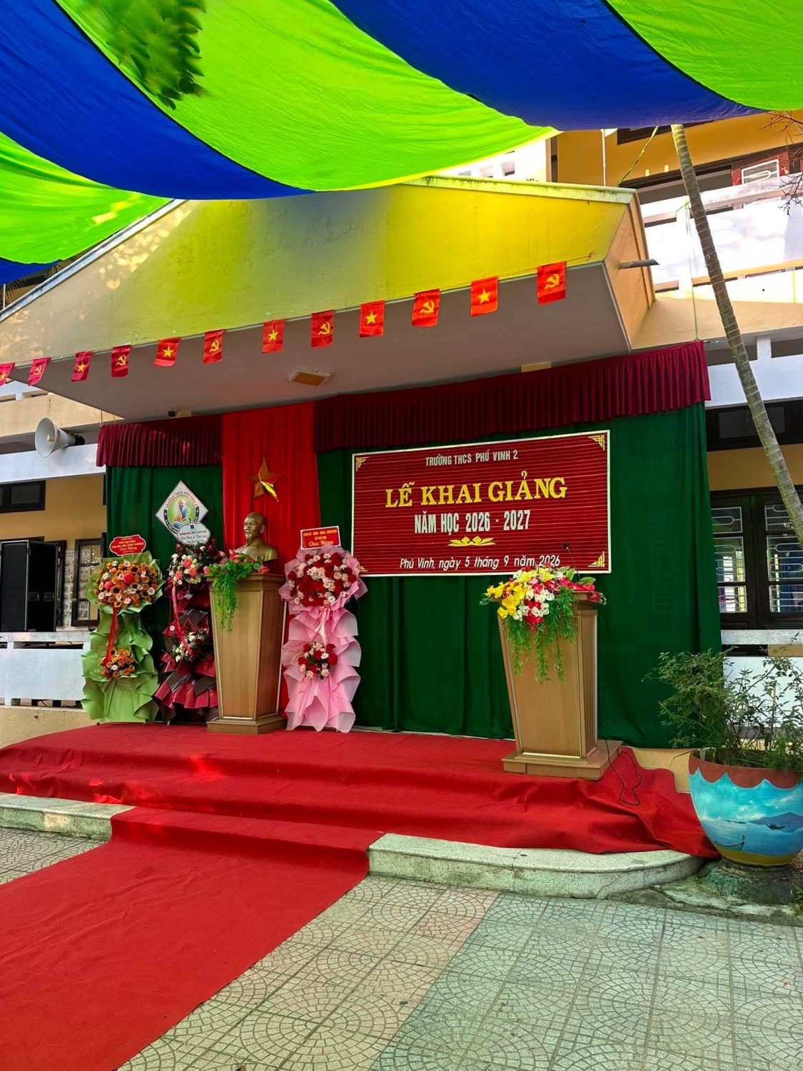 Phát quà các em học sinh nhân ngày khai giảng năm học mới